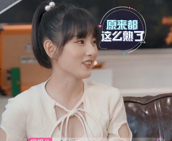 娱乐吃瓜李雪琴,李雪琴吃瓜事件背后的真相与争议
