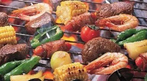 娱乐吃瓜酱有人在吃烧烤,娱乐吃瓜酱见证美食狂欢