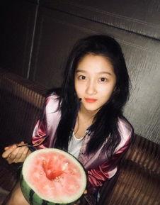 娱乐吃瓜关晓彤,娱乐圈的“吃瓜”女王，揭秘她的星途历程  第1张