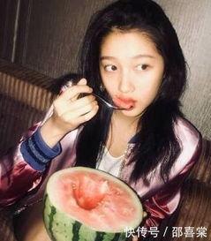 娱乐吃瓜的女人,那些热衷吃瓜的时尚女性  第2张