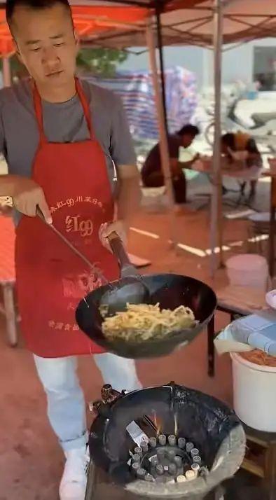 娱乐吃瓜酱摆摊视频,揭秘网红美食背后的故事  第2张