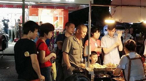 娱乐吃瓜酱摆摊视频,揭秘网红美食背后的故事  第3张