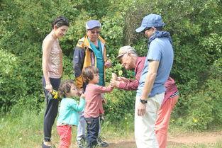 娱乐吃瓜酱爷爷打伞,娱乐界的温馨一幕