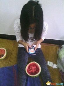 搞笑娱乐吃瓜少女图片,带你领略欢乐瞬间  第2张