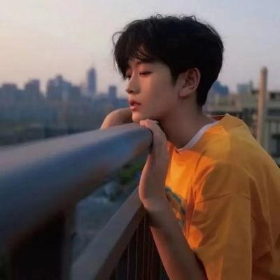 娱乐吃瓜头像男真人,真人生吃瓜头像背后的男星故事  第1张